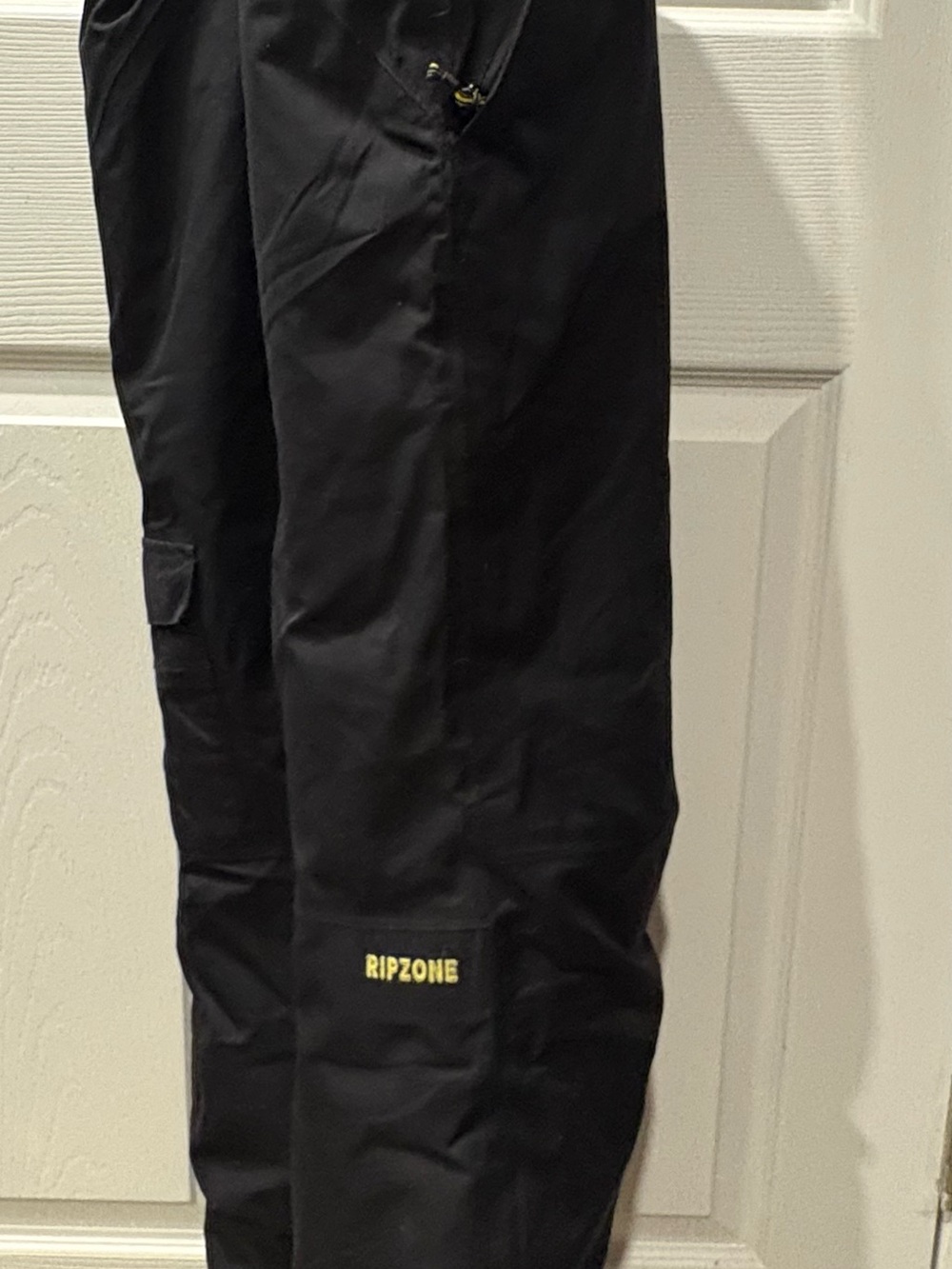 Woman’s Black Waterproof Snow Cargo Pants RipZone size 8 $30